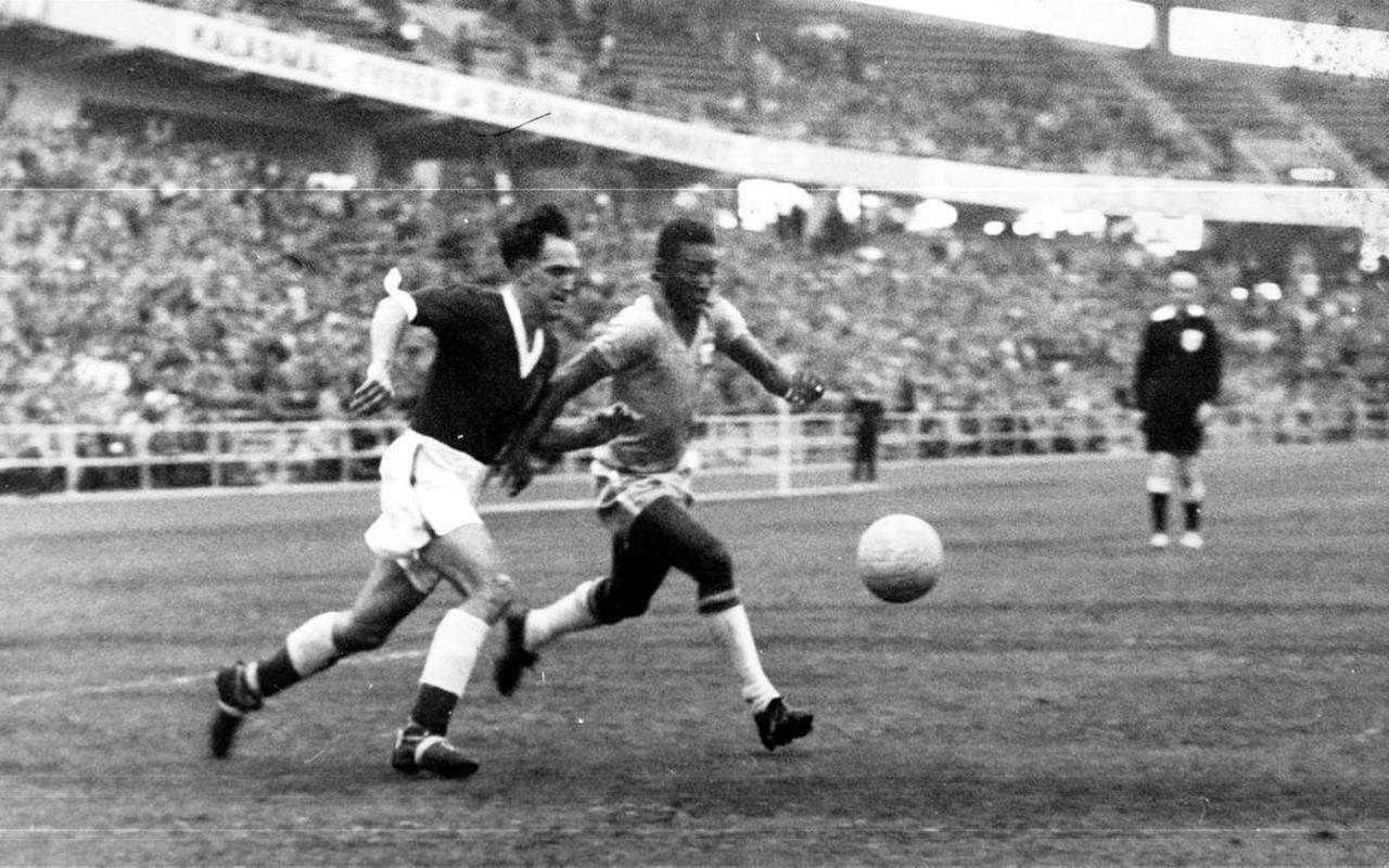 Lance do gol de Pel contra o Pais de Gales, pelas quartas de final. Pel ganha do marcador na corrida e da entrada da rea marca seu primeiro gol em Copas