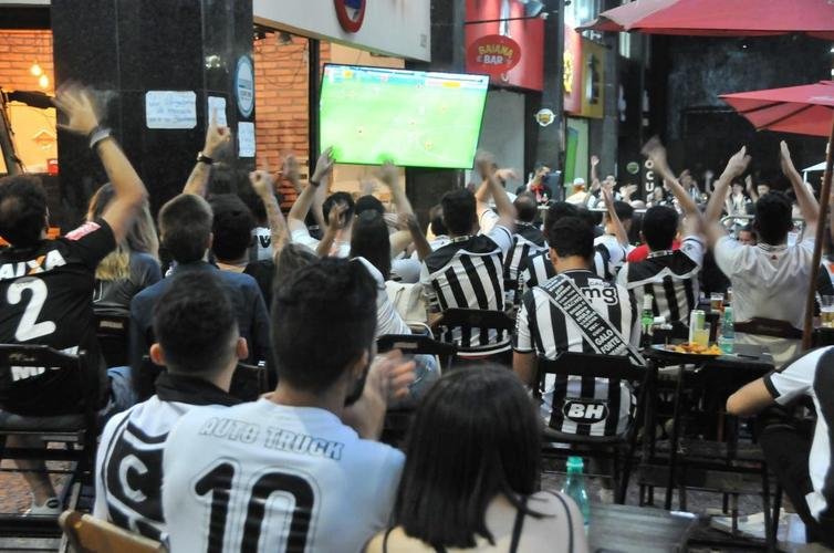 Nesta quinta-feira (2), torcedores do Atlético lotaram os bares de BH para acompanhar Bahia x Galo, jogo adiado da 32ª rodada do Campeonato Brasileiro. Na imagem, bares na região da Savassi.