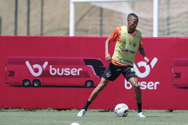 Com seriedade, mas tambm descontrao, o Atltico treinou sob sol forte na manh desta sexta-feira (21), na Cidade do Galo, em Vespasiano. Este foi o quinto dia de pr-temporada para o clube mineiro em 2022, sob o comando do tcnico argentino Antonio 'El Turco' Mohamed. Novas baixas, o volante Allan e o atacante Keno testaram positivo para COVID-19 e no participaram das atividades (ambos cumprem perodo de sete dias de isolamento social).
