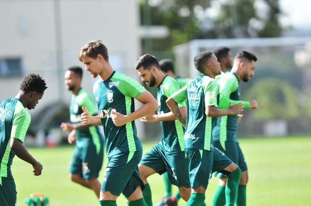 Técnico acompanhou treinamento regenerativo do elenco nesta segunda-feira