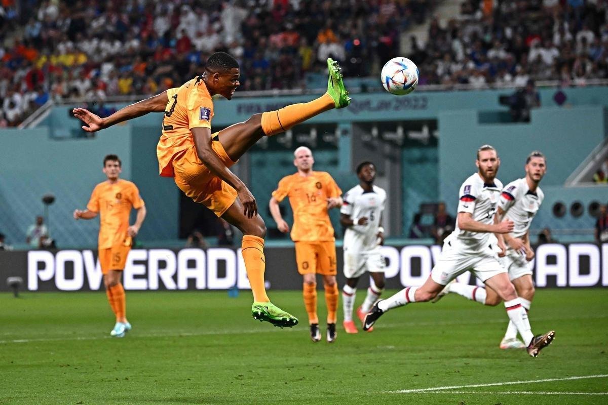 Lances do jogo entre Holanda e Estados Unidos pelas oitavas de final da Copa do Mundo.
