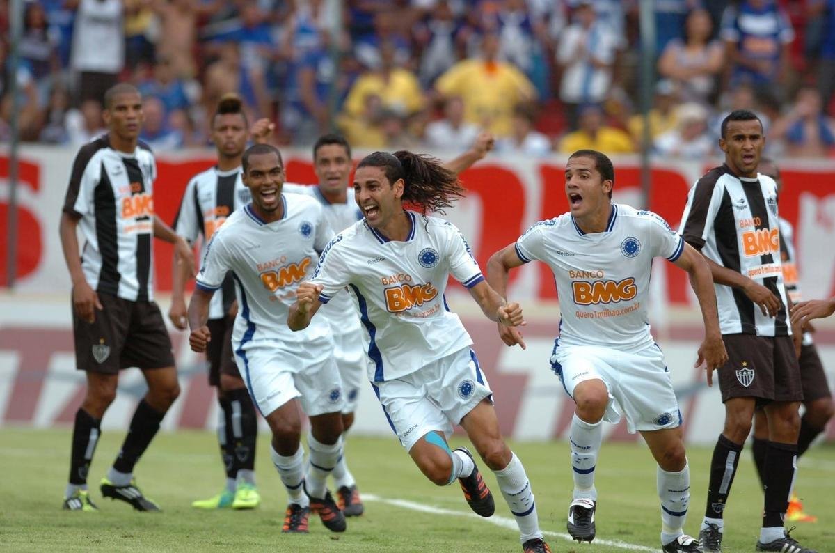 Leandro Guerreiro ficou trs temporadas (2011, 2012 e 2013) no Cruzeiro. Disputou 119 jogos e marcou 4 gols. Ficou identificado como um atleta de raa e de pegada no meio-campo. Participou da goleada sobre o Atltico por 6 a 1 em uma temporada difcil para a Raposa, que se livrou do rebaixamento do Brasileiro graas ao resultado histrico sobre o rival. Guerreiro foi campeo brasileiro de 2013, mas era reserva.