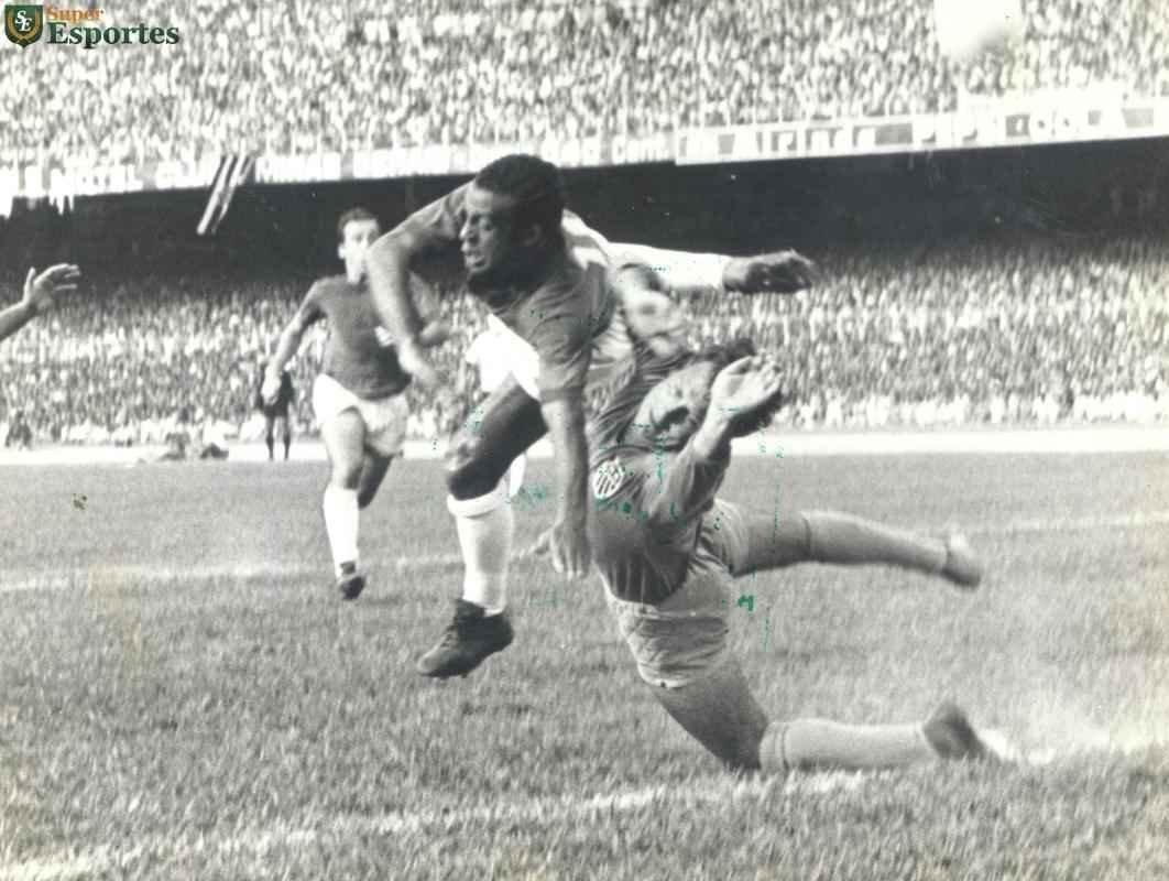 O recorde de pblico nos clssicos, que no ser mais atingido devido  reduo da capacidade do estdio, pertence ao jogo em que a Raposa venceu o Galo por 1 a 0, gol de Natal: 123.351 pagantes. As duas equipes faziam excelentes campanhas no Campeonato Mineiro. Em 12 jogos, cada time havia vencido 11. Nem o aumento no preo dos ingressos afastou o torcedor. O pblico total foi de 129.296 torcedores.