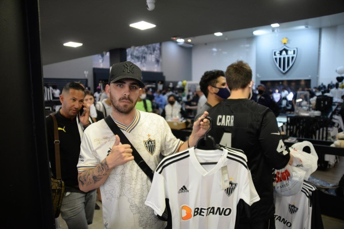 Primeiro dia de vendas da nova coleo Adidas, do Atltico, teve movimento intenso de torcedores na Loja do Galo do bairro de Lourdes, em Belo Horizonte