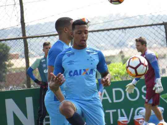 O Cruzeiro fez, nesta tera-feira, o ltimo treino em BH antes da viagem para Santiago, onde enfrenta a Universidad de Chile, pela Copa Libertadores