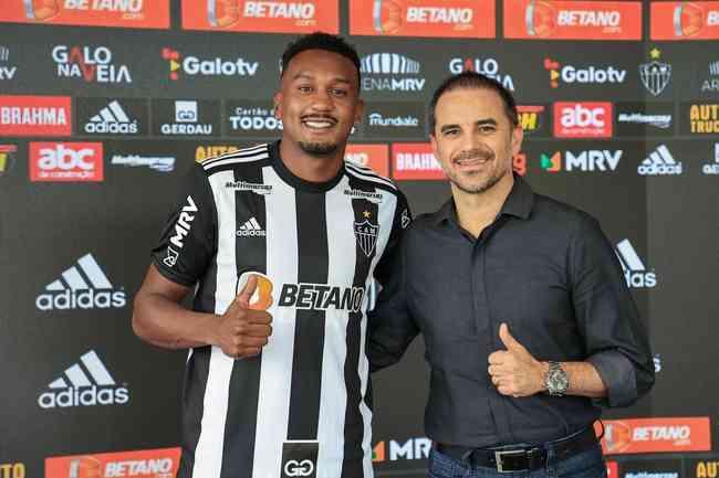 Improvisado na lateral, Edenilson garante dedicação extra no Galo