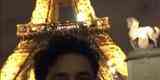 Zagueiro Leo curte frias com a esposa em Paris, capital francesa. Ao fundo, a Torre Eiffel