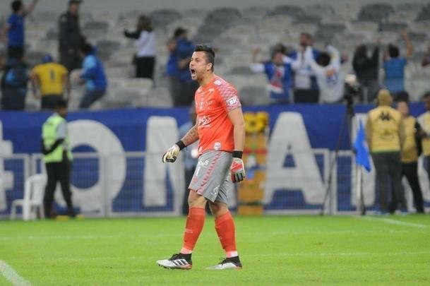 Depois de empate por 2 a 2 no tempo normal, Cruzeiro derrotou Fluminense por 3 a 1 nos pnaltis e avanou s quartas de final da Copa do Brasil. Fbio pegou uma cobrana; Sass, Pedro Rocha e Thiago Neves converteram para a Raposa