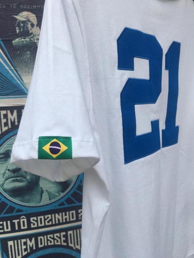 Camisas comemorativas lanadas por marca licenciada pelo Cruzeiro