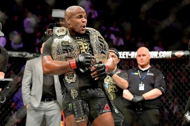 Daniel Cormier venceu Derrick Lewis por finalização e manteve cinturão dos pesados