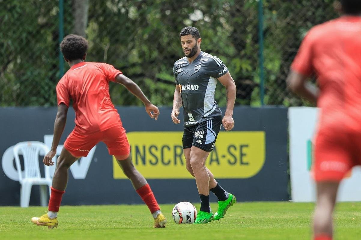 No primeiro jogo-treino, Atltico empatou com o Villa Nova por 1 a 1. Hulk marcou pelo Galo.