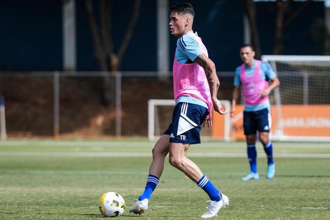 Fotos do treino do Cruzeiro neste domingo, na Toca da Raposa II. As novidades foram as presenas do atacante Rafa Silva, recuperado de incmodo no p direito, e dos recm-contratados Luis Felipe (zagueiro, ex-PSV da Holanda) e Bruno Rodrigues (atacante, ex-Famalico de Portugal)