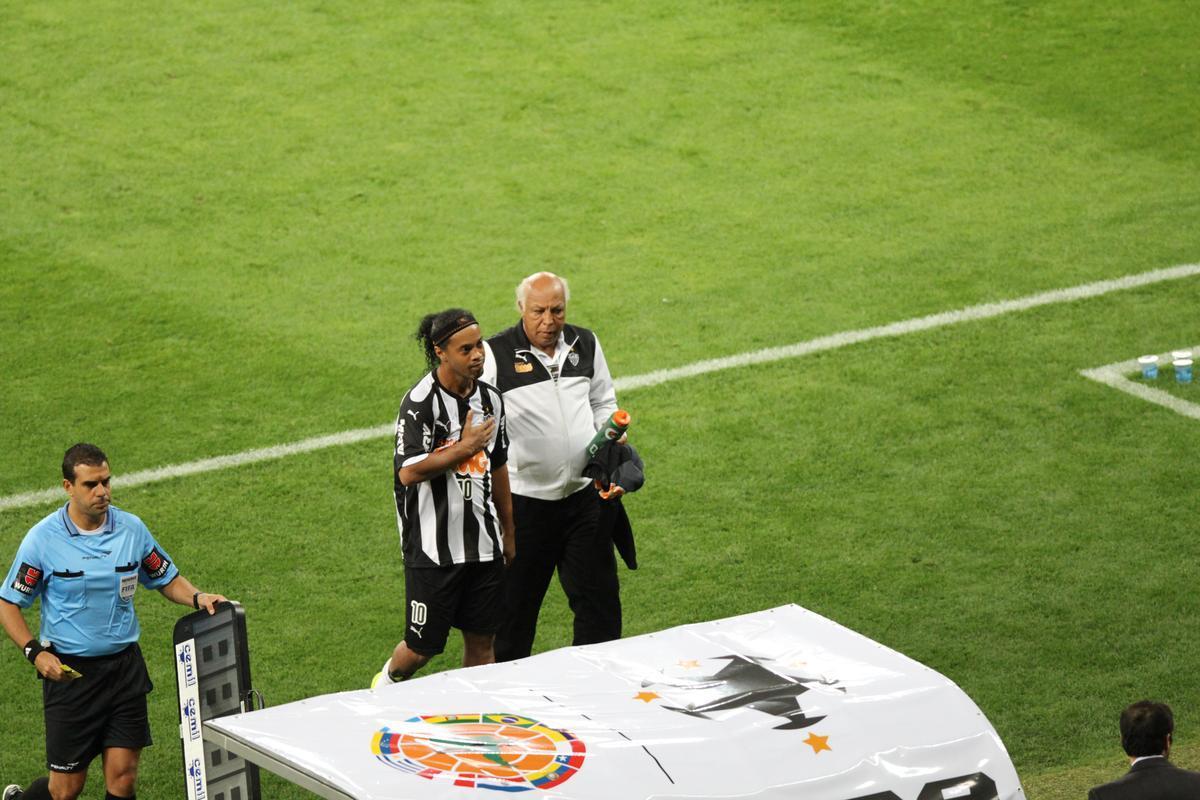 Ronaldinho pode ter feito, contra o Lans, na despedida da Recopa, o seu ltimo jogo pelo Atltico