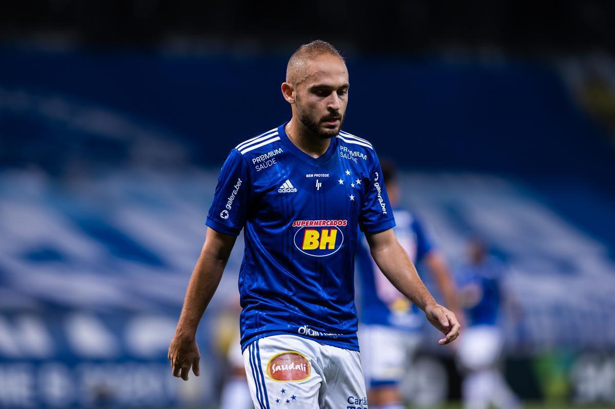 Régis, 27 anos, meia. Contratado pelo Cruzeiro em abril.