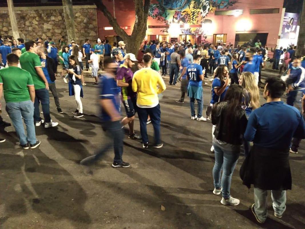 Torcedores se concentram no Bar do Peixe enquanto aguardam a abertura do Mineiro