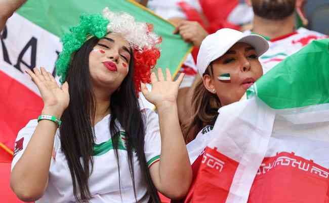 Proibidas por lei de irem aos estdios no pas onde nasceram, as iranianas compareceram em peso nas partidas da fase de grupos da Copa do Mundo. Muitas andavam sorridentes, de rosto pintado com as cores da bandeira