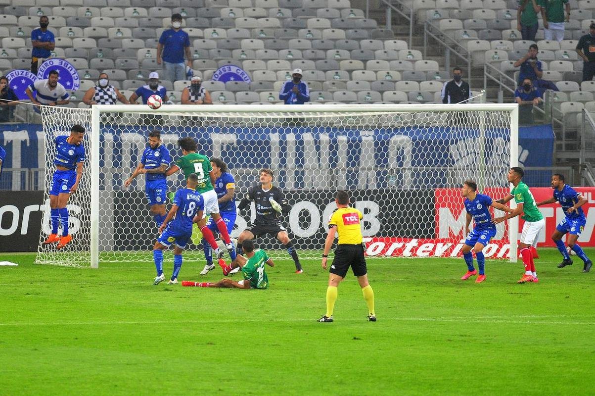 Fotos do jogo entre Cruzeiro e Confiana pela Srie B. Jogo  em Belo Horizonte marcou a volta da torcida cruzeirense ao Mineiro aps meses de ausncia devido  pandemia da COVID-19