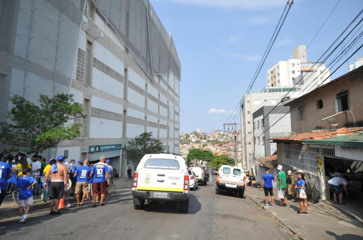 Torcida do Cruzeiro chega ao Independncia para o primeiro jogo com pblico no estdio durante a pandemia