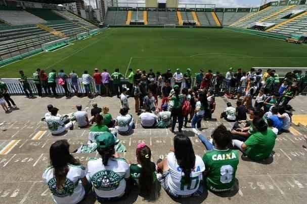 Chapec amanheceu arrasada: milhares de pessoas foram  Arena Cond chorar a morte de 71 pessoas na queda do avio que levava a Chapecoense a Medelln para a final da Copa Sul-Americana. Dia foi de oraes para a vtimas e os seis sobreviventes, dentre eles trs atletas: o goleiro Follmann, o zagueiro Neto e o lateral Alan Ruschel. Cidade do Oeste de Santa Catarina est de luto.