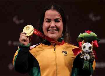 Brasileira foi campeã paralímpica ao levantar 137kg