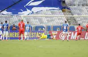 Goleiro Rafael, do Cruzeiro, defendeu pnalti cobrado por Juan, do Tombense