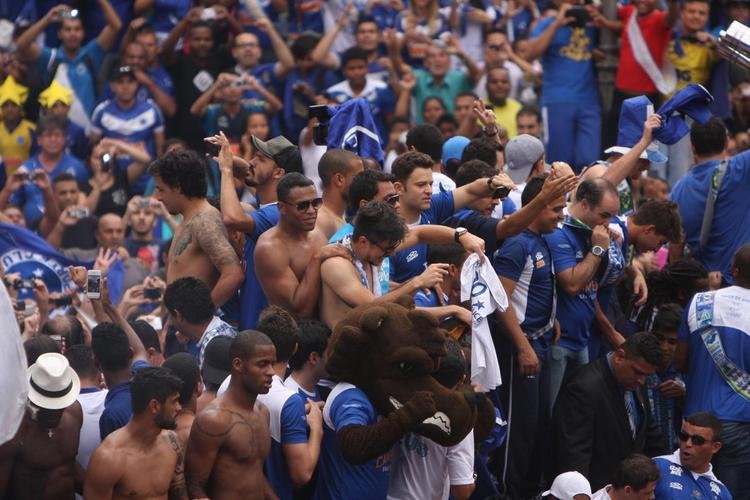 Depois de vencer o Vitria por 3 a 1 no Barrado, em Salvador, na noite de 13 de novembro de 2013, e confirmar o tricampeonato brasileiro, o Cruzeiro desembarcou em Confins numa quinta-feira e foi recebido por milhares de pessoas nas ruas de Belo Horizonte. O elenco desfilou em carro pela Avenida Antnio Carlos, pela Avenida Afonso Pena, no Centro, e foi em direo  sede do Barro Preto. Esta, sem dvida, foi a festa que envolveu o maior nmero de pessoas na capital mineira.