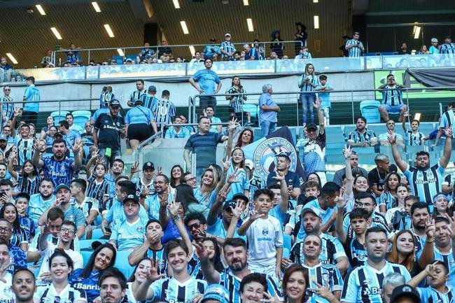 Luis Surez foi apresentado na Arena Grmio nesta quarta-feira (4/1)