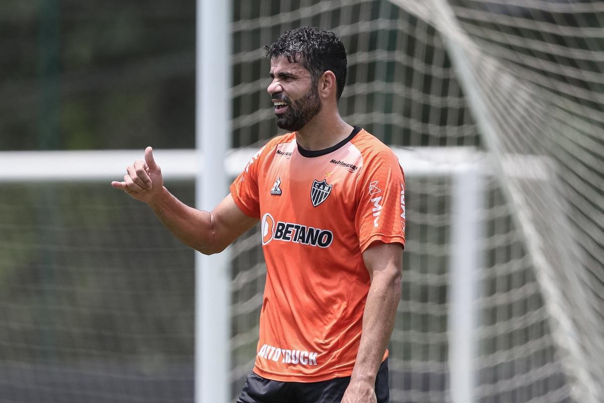 Aps a vitria por 2 a 1 sobre o Cuiab, neste domingo (24), pelo Campeonato Brasileiro, o elenco do Atltico se reapresentou e treinou na tarde desta segunda-feira (25), na Cidade do Galo, em Vespasiano. As atividades visaram o duelo de volta da semifinal da Copa do Brasil, contra o Fortaleza, que ocorrer na quarta-feira (27). Por ter vencido o jogo de ida por 4 a 0, no Mineiro, o Galo tem vaga encaminhada na deciso do principal torneio mata-mata do pas.