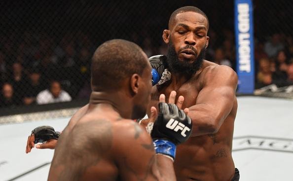 Jon Jones volta ao octógono do UFC e conquista cinturão interino