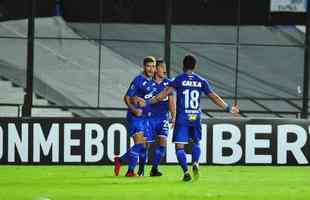 Fotos do primeiro tempo de Racing e Cruzeiro, no El Cilindro, pela Copa Libertadores. Arrascaeta empatou para o Cruzeiro, de cabea, aps cruzamento de Egdio