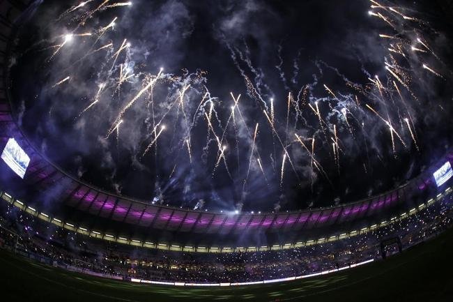 Mineiro teve show de luzes e iluminao especial antes do jogo entre Cruzeiro e Ituano pela Srie B do Campeonato Brasileiro. Estdio aderiu  campanha Outubro Rosa, de conscientizao da sociedade para a preveno do cncer de mama. Houve ainda espetculo com fogos e aes de patrocinadores do clube na esplanada para o torcedor, que festejou com o time o ttulo da Srie B do Brasileiro