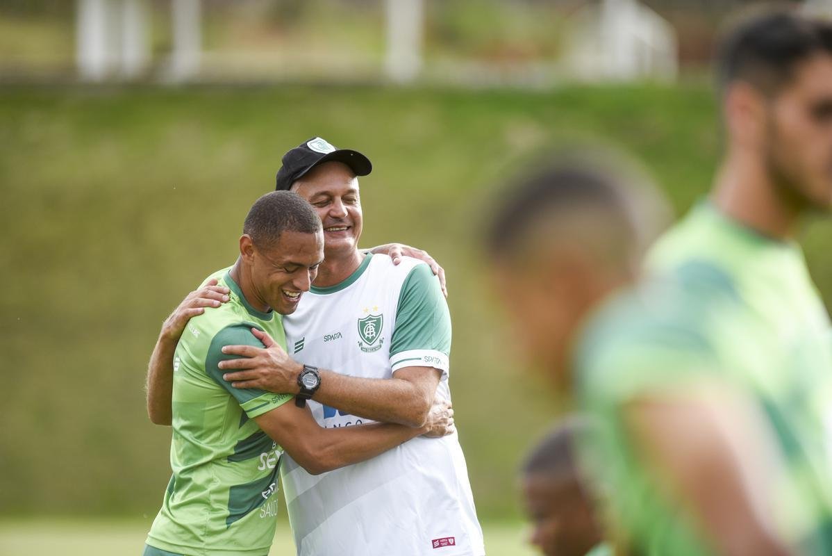 Lisca foi apresentado, conversou com jogadores e assistiu ao treino do América