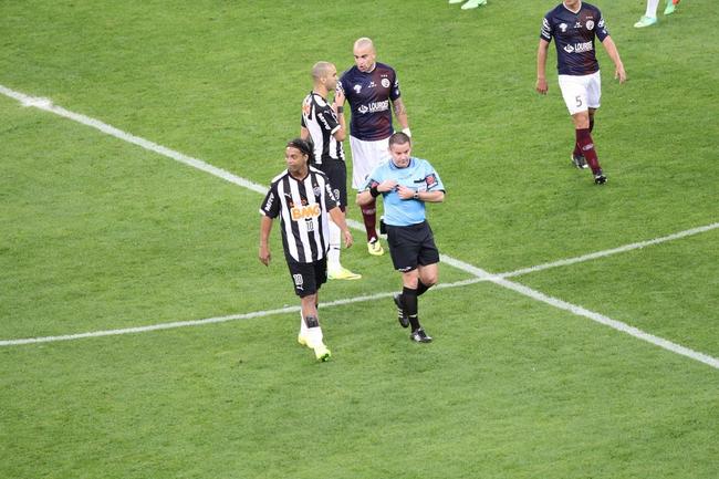 Ronaldinho pode ter feito, contra o Lans, na despedida da Recopa, o seu ltimo jogo pelo Atltico