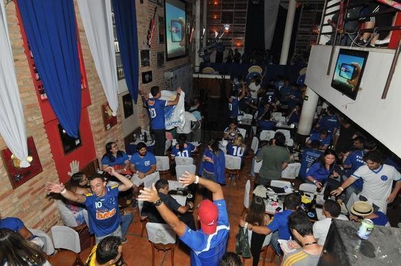 Torcedores do Cruzeiro comemoram o ttulo brasileiro em bares de BH