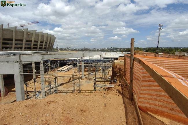 06/03/2012 - No exterior do Mineiro, comea a construo do estacionamento e da esplanada