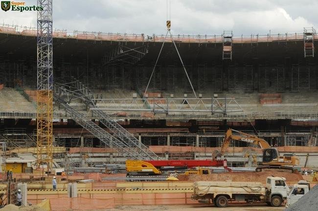 04/06/2012 - Tubos que sustentaro a nova cobertura, em formato de membrana, chegam ao estdio e comeam a ser instalados. 