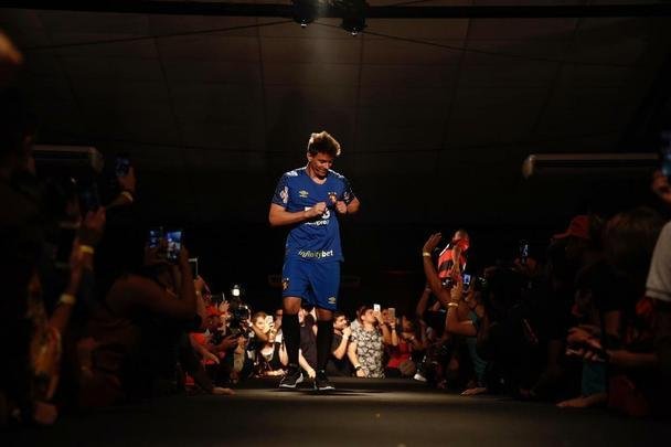 Festa de lançamento dos novos uniformes contou com a presença de jogadores e show de Paralamas de Sucesso