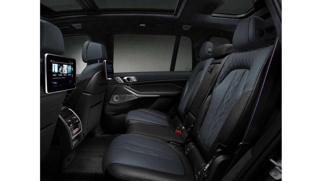 Camila Ângelo recebeu o modelo BMW X7 Dark Shadow Edition 2021