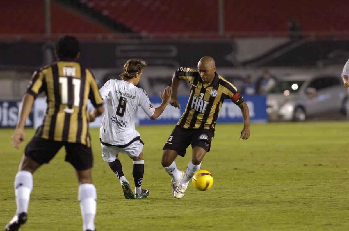 Tambm no ano do centenrio, o Atltico teve uma camisa especial feita pela Lotto. As listras brancas da camisa tradicional foram trocadas pela cor dourada