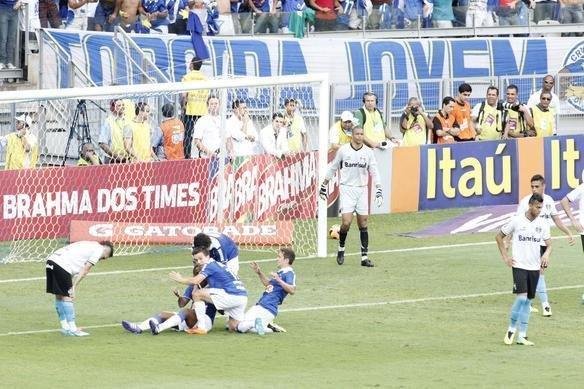 Partida vlida pela 33 rodada do Brasileiro, no Mineiro  