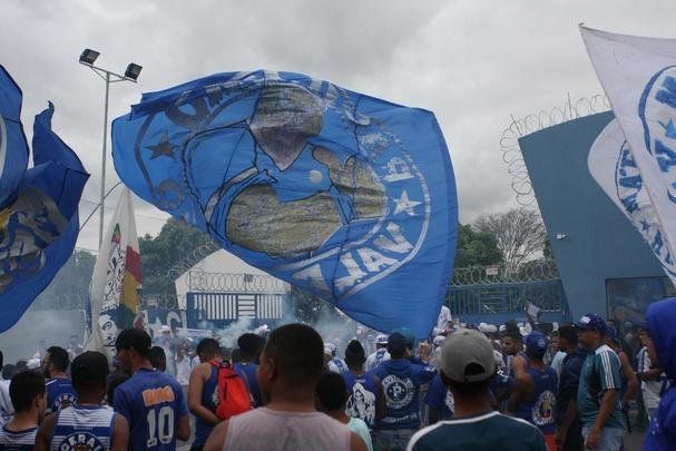 Torcedores do Cruzeiro foram  porta da Toca II apoiar os jogadores na vspera do jogo com o Flamengo