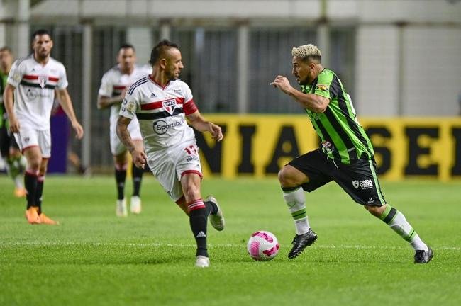 Fotos da derrota do Amrica para o So Paulo, por 2 a 1, no Independncia, em Belo Horizonte, pela 30 rodada da Srie A do Brasileiro. Atacante Alosio abriu o placar para o Coelho, mas Calleri e Alisson viraram para o Tricolor Paulista.