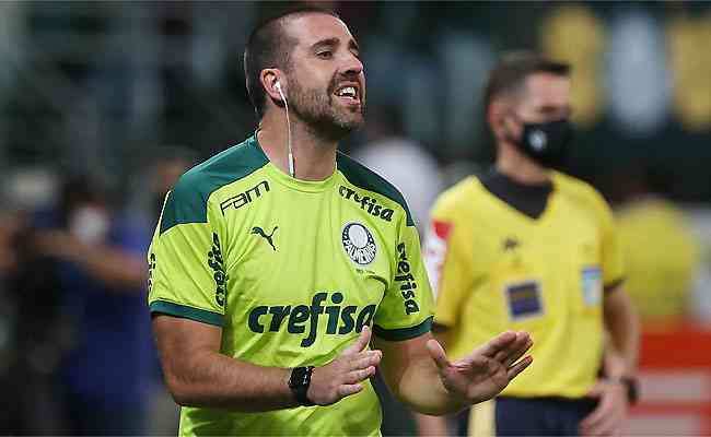 Joo Martins mostrou descontentamento com arbitragem depois do empate com o Galo no Allianz Parque