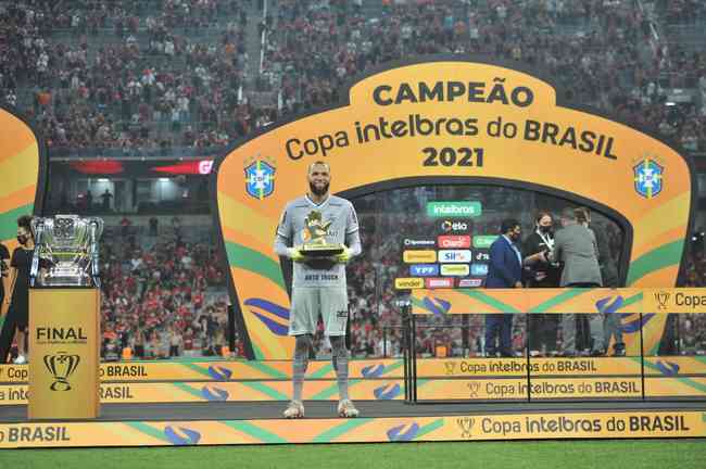 Atlético ergue a taça e festeja bi da Copa do Brasil