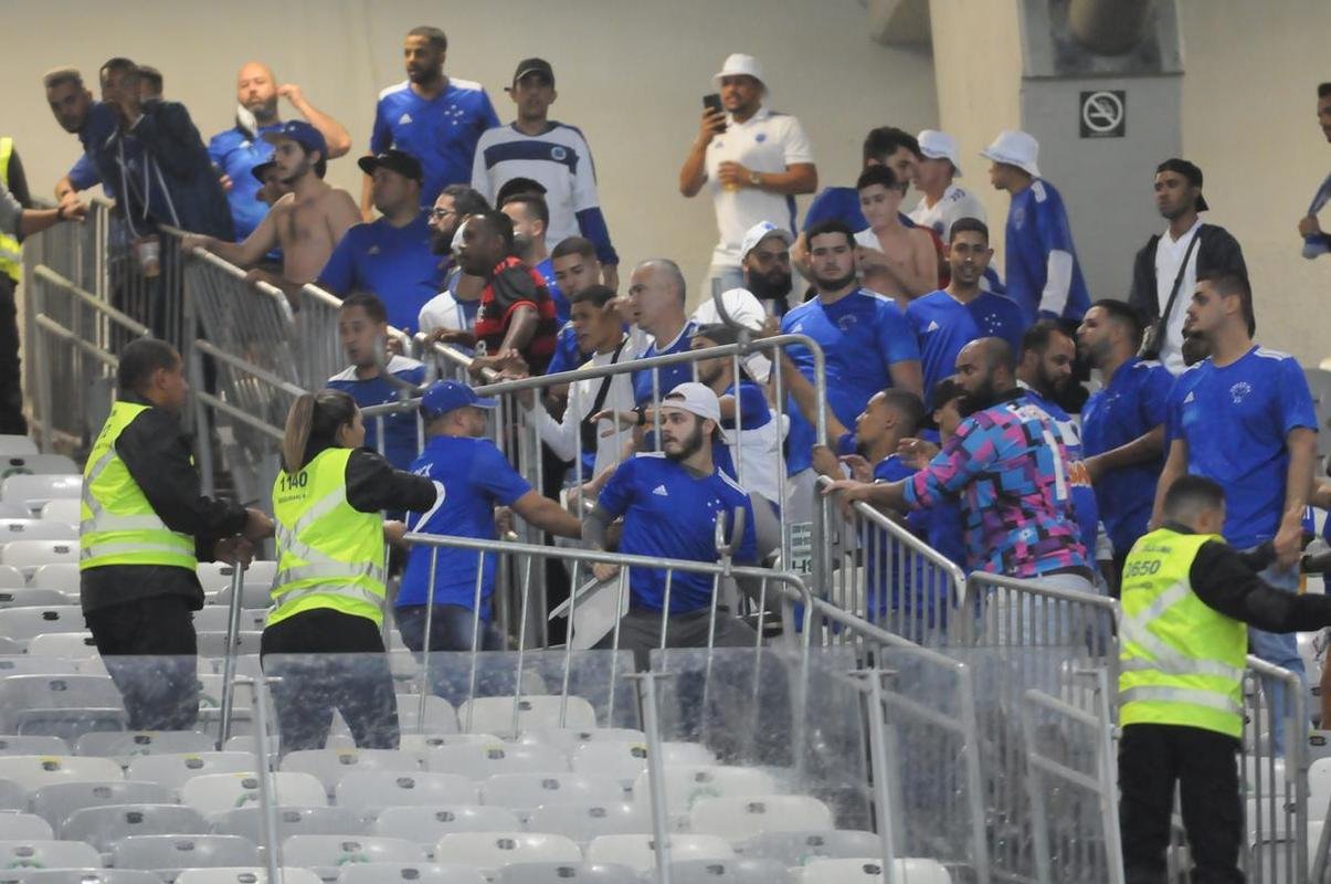 Briga entre torcedores do Cruzeiro e do Fluminense, no Mineiro, antes de jogo pelas oitavas de final da Copa do Brasil. Atrito foi na divisria, no anel superior do estdio