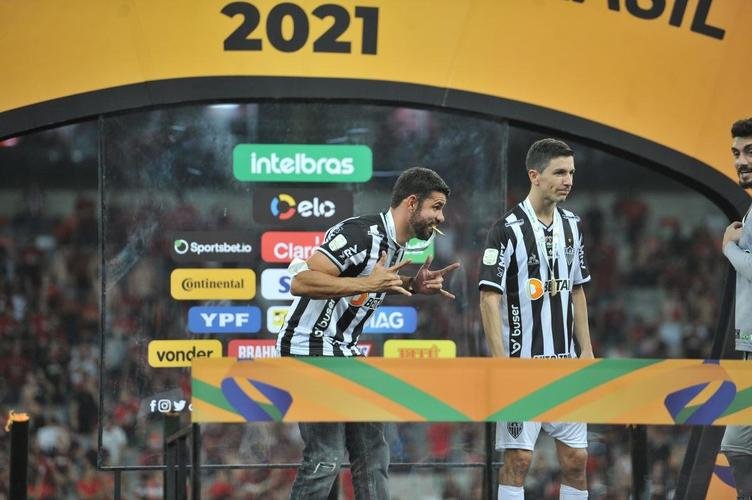 Atltico ergue a taa e festeja bi da Copa do Brasil