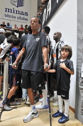 Jogo festivo e solidrio reuniu craques do futsal mineiro em BH