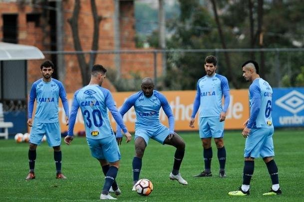 Cruzeiro treinou na tarde desta segunda-feira, na Toca da Raposa II, e embarcou para Buenos Aires horas depois. Na quarta, time enfrenta o Boca Juniors, na Bombonera, pela Copa Libertadores. O meia Arrascaeta, com dores na coxa esquerda, no viajou com a delegao. Tambm ficaram em Belo Horizonte o meia Mancuello e o atacante Sass.