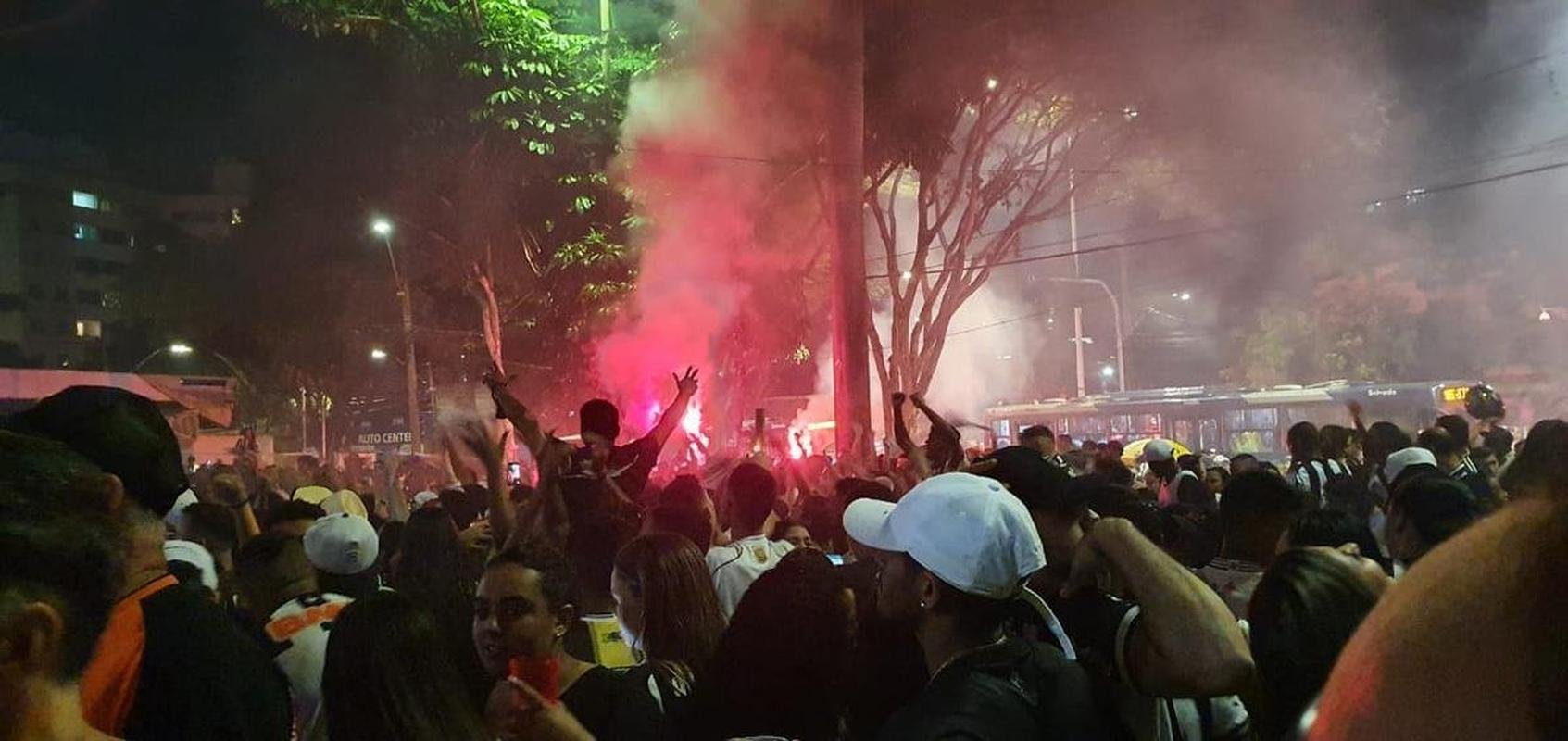 Nesta quinta-feira (2), torcedores do Atltico lotaram os bares de BH para acompanhar Bahia x Galo, jogo adiado da 32 rodada do Campeonato Brasileiro. 