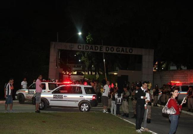 Torcedores protestam na porta da Cidade do Galo depois do clássico